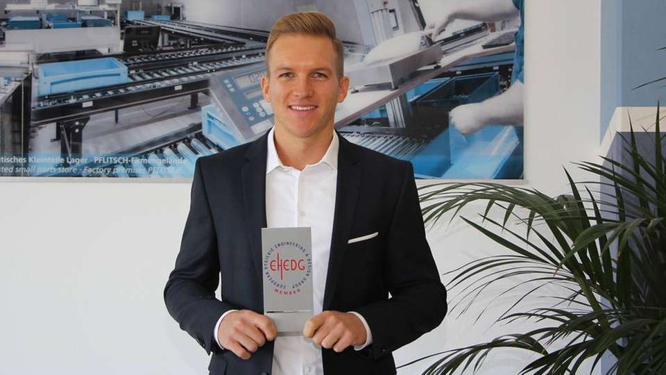 Pflitsch-Kundenberater Heiko Emde zeigt stolz die EHEDG-Member-Urkunde: „Die Mitgliedschaft bei EHEDG unterstreicht unser Engagement rund um Hygienic Design.“