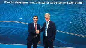 Staffelübergabe Bernd Leukert (SAP) übergibt die Leitung des Lenkungskreises der Plattform Industrie 4.0 an Dr. Frank Melzer.