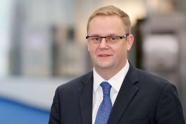 „Wir werden im Jahr 2019 erleben, dass Unternehmen ihre IT-Infrastruktur verstärkt dezentral ausbauen. Ein Mittel dafür sind Edge-Rechenzentren. Rittal bietet hier eine Reihe von Lösungen – von Rack-Lösungen bis hin zum schlüsselfertigen IT-Container mit Cloud-Anbindung“, kommentiert Andreas Keiger, Executive Vice President Global Business Unit IT bei Rittal.
