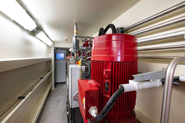 Ein alltägliches Bild: Für den Hydraulikantrieb im Inneren des Schleusentores musste sich die Schaltanlagentechnik eng in den knappen Raum schmiegen.