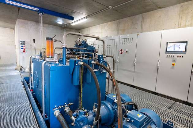 Blick in die Anlagentechnik für den hydraulischen Antrieb der Klappbrücke.