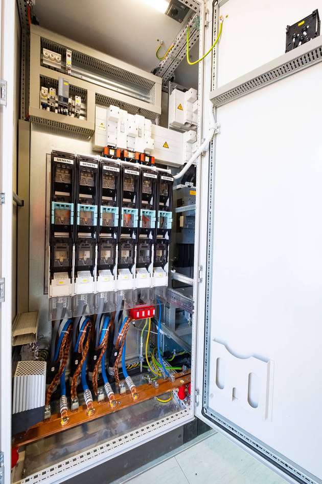  Für die Mittelspannungsversorgung der Schleuse kommt Rittal-Technik zum Einsatz.