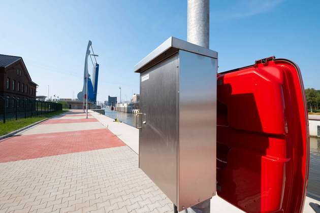 Outdoor-Gehäuse aus Edelstahl nehmen die Installationstechnik im Außenbereich auf.
