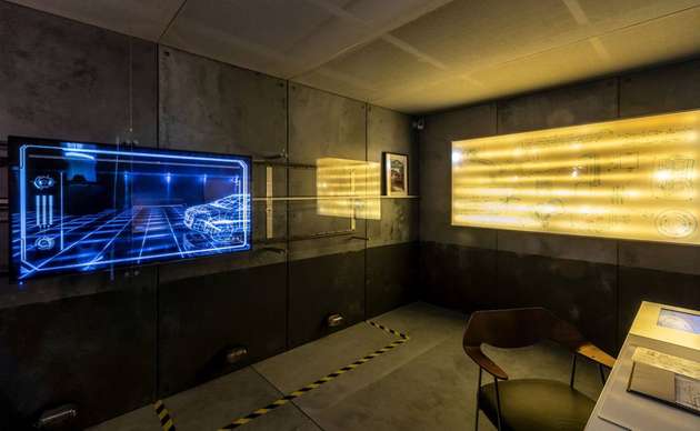 Lichtsimulationen und Soundeffekte erzeugen eine futuristische Atmosphäre.