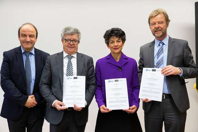 Prof. Dr. Ulrich Briem, Richard Scheubeck, Susanne Scheubeck und Präsident Prof. Dr. Wolfgang Baier nach der Unterzeichnung der Förderung zur neuen Stiftungsprofessur.