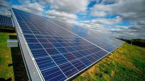 Das Solarkraftwerk mit einer Leistung von 7,4 Megawatt stabilisiert mit einem Hochvoltspeicher das Stromnetz.