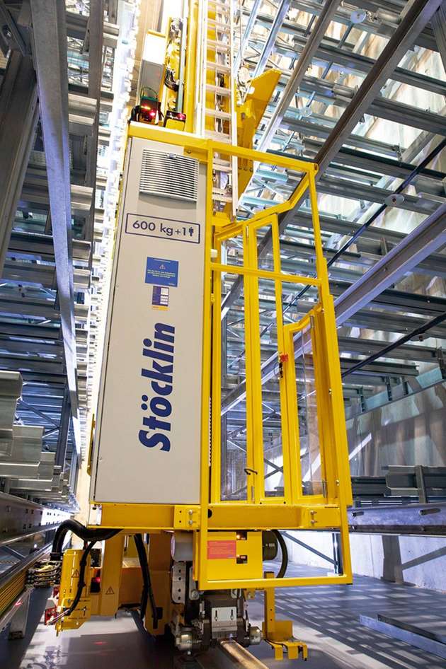 Das 17,7 m hohe Regalbediengerät (RBG) ist auf Traglasten bis 600 kg ausgelegt.
