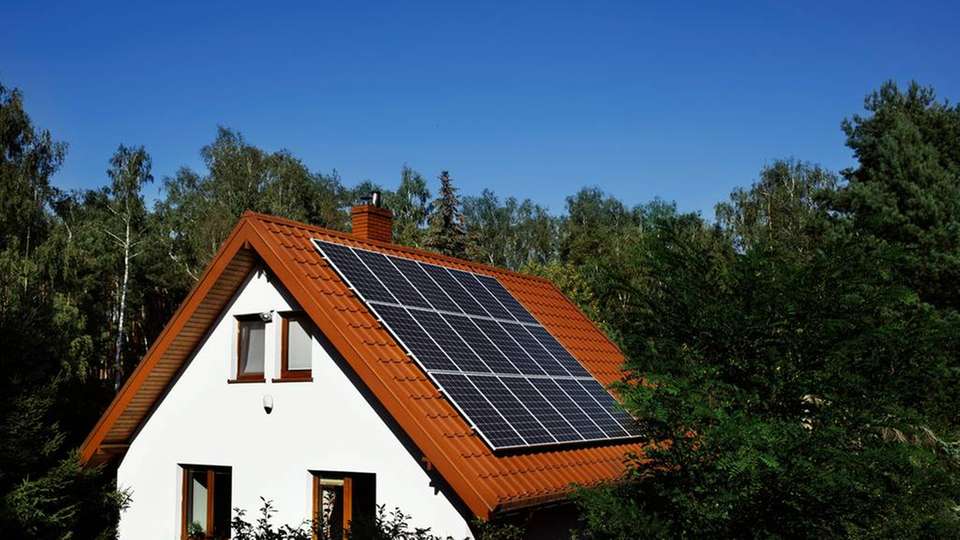 Eine komplett installierte, schlüsselfertige Photovoltaik-Anlage (ohne Speicher) von Ikea liegt preislich bei circa 4730 Euro.