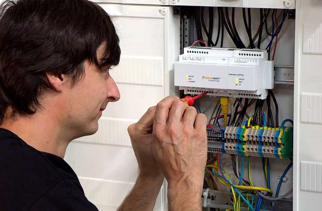 Der EnergyManager integriert das intelligente Laden von Elektrofahrzeugen mit Solarstrom.