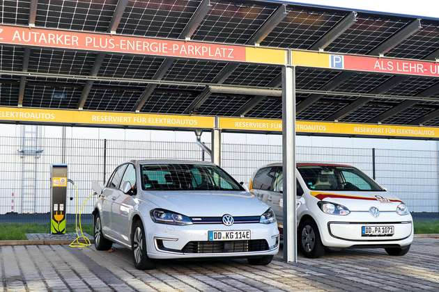 Solarwatt und Kiwigrid haben einen energieautarken Parkplatz mit Ladesäulen für Elektrofahrzeuge entwickelt.