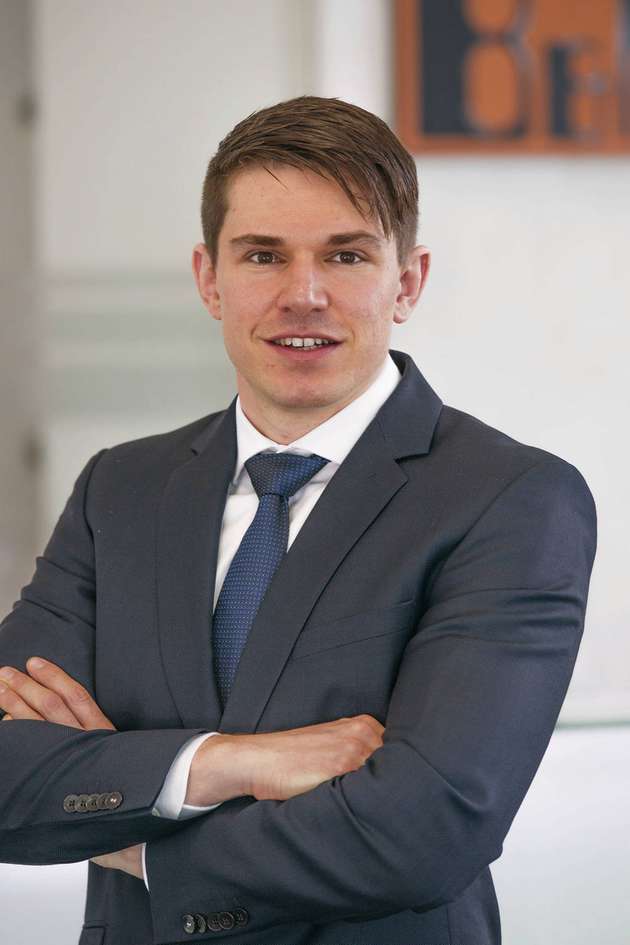 Derzeit werden nur rund ein Prozent der Daten, die in einer Produktion entstehen, effektiv genutzt. Mithilfe des IIoT kann der Anwender Informationen aus seinen Maschinen und Anlagen ziehen, die weit über einfache Alarmmeldungen oder Eventinformationen hinausgehen. Zum Beispiel Informationen darüber, ob ein Maschinenteil Verschleißerscheinungen aufweist und wann es zum Ausfall kommen wird. Je nach Anwendung und Datenvolumen werden die auf OT-Ebene gesammelten Daten mit unterschiedlichen Herangehensweisen in die Cloud übertragen. Daher bieten wir verschiedene Typen von Edge-Geräten an, um für jeden Anwendungsfall eine Lösung zu haben. Greift etwa ein Sensor stündlich ein Signal ab, kann es zweckmäßig sein, die Daten direkt in die Cloud zu schicken. Ist das Volumen an Daten jedoch größer, lohnt es sich, diese schon an der Maschine zu aggregieren. 
Das hat zwei Vorteile: Zum einen sinken Bandbreitenbedarf und Kosten für die Cloud; zum anderen gehen keine Daten verloren, wenn die Verbindung unterbrochen wird, da ausreichend Speicherplatz zum Puffern vorhanden ist.
René Blaschke, Produktmanager IoT, B&R