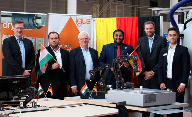 Robotik-Wissenstransfer von Deutschland nach Indien (v.l.n.r): Dr. Christian Meyer von Commonplace Robotics, Alexander Mühlens von der igus, Prof. Dr. Günther Starke von APS, Vangapandu Venkatanagaraju Beauftragter der indischen Regierung, Dr. Till Quadflieg von APS und Kai Schmitz von Igus.