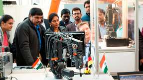 Bei einem Workshop in Aachen konnten die indischen Professoren direkt vom Softwareentwickler die einfache Inbetriebnahme der Robolink Low-Cost Roboterarme von Igus erlernen.