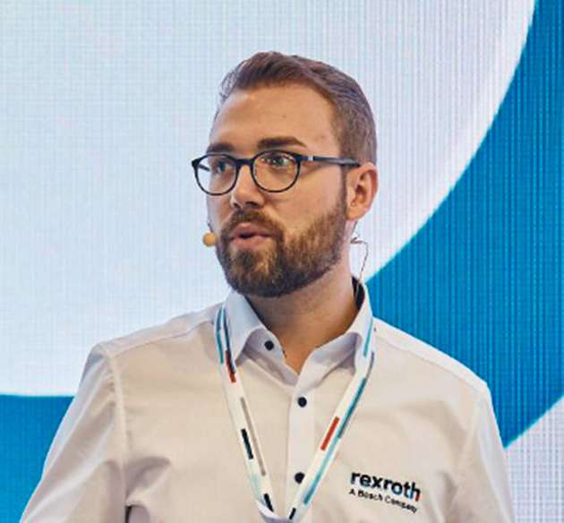 Die Fabrik der Zukunft wird die dezentrale Datenverarbeitung direkt an der Maschine, auf Edge-Servern in der Fabrikhalle und in Cloud-Anwendungen intelligent kombinieren. Für große Datenmengen und hohe Anforderungen an die Verfügbarkeit ist die dezentrale Abarbeitung bestimmter Aufgaben unerlässlich. Das gilt besonders für zeitkritische Anwendungen wie die prozessintegrierte Qualitätskontrolle. Betriebsdaten werden maschinennah vorverarbeitet, zur operativen Überwachung sowie maschinenspezifischen Analyse genutzt und komprimiert an Edge- oder Cloud-Server gesendet – mit der Einführung von 5G auch drahtlos. Die zentralen Server werden Planungsaufgaben wie OEE-Statistiken, das Ticketmanagement für die Instandhaltung und Ablaufoptimierungen über mehrere Maschinen, Linien und Werke durchführen.
Julian Weinkoetz, Produktmanagement SPS und IoT-Software, Bosch Rexroth