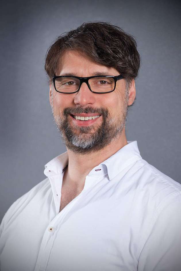 Das Training komplexer Modelle basierend auf Machine Learning ist ein sehr ressourcenintensiver Prozess. Die benötigte Hardware ist kostspielig und wird in den seltensten Fällen 24/7 ausgelastet. Cloud-Lösungen erlauben eine flexible, auf die Bedürfnisse der Unternehmen ausgerichtete Anmietung entsprechender Hochleistungshardware.

Die Tensor Processing Units (TPUs) stellen in diesem Zusammenhang den entscheidenden Schritt dar, um den exponentiell wachsenden Anforderungen maschinellen Lernens gerecht zu werden. Die Entwicklung von TPUs berücksichtigt vor allem sehr hohe Performanz in Zusammenhang mit dem häufig genutzten Open-Source-ML/KI-Framework TensorFlow. TPUs zeichnen sich durch ein bis zu 30-fach schnelleres Training von ML-Modellen im Vergleich zu Prozessoren mit äquivalenter Rechenleistung aus. Auf die Leistung pro Watt gerechnet, beläuft sich der Leistungsvorsprung sogar auf das bis zu 80-fache.

Alexander Krock, Head of Google Cloud Customer Engineering DACH