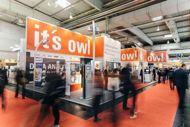 Auf dem OWL-Gemeinschaftsstand präsentieren über 40 Clusterpartner neue Ansätze für maschinelles Lernen, intelligente Produktentwicklung, Smart Services und die Arbeitswelt der Zukunft.
