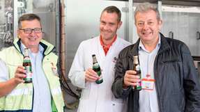 Zufriedene Partner (von links nach rechts): Mike Herrmann (Sales Manager KHS), Daniel Schnitzer (Betriebskontrolleur Abfüllung bei Rothaus) und Ludwig Clüsserath (Leiter Entwicklung Fülltechnik bei KHS).