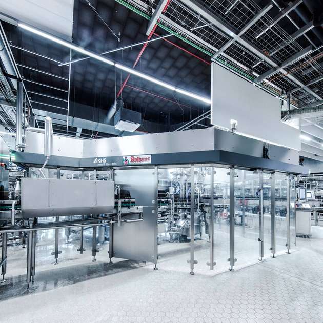 Mit der KHS-Maschine Innofill Glass DRS können bis zu 50.000 Flaschen pro Stunde hygienisch abgefüllt werden.