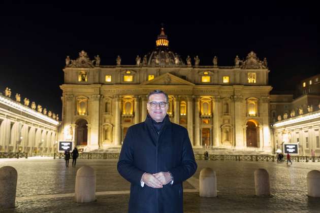 Osram-CEO Olaf Berlien bei der Einweihung des intelligenten Beleuchtungskonzepts im Petersdom.