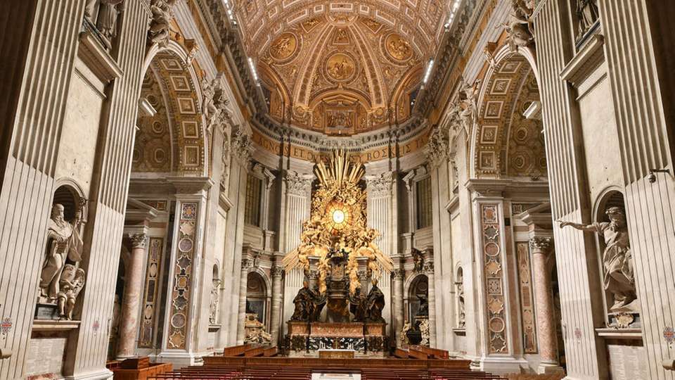 Die Cathedra Petri im Petersdom mit neuer Beleuchtung.