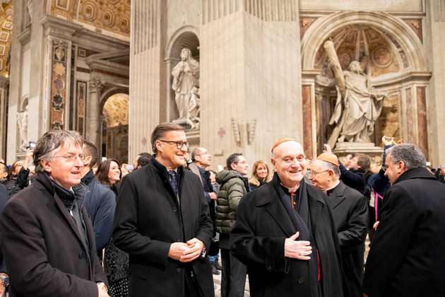 Im Vordergrund von links nach rechts: Carlo Bogani (Projektmanager Osram Italien), Olaf Berlien (CEO Osram), Kardinal Angelo Comastri. In der zweiten Reihe hinter Kardinal Comastri: Kardinal Giuseppe Bertello.