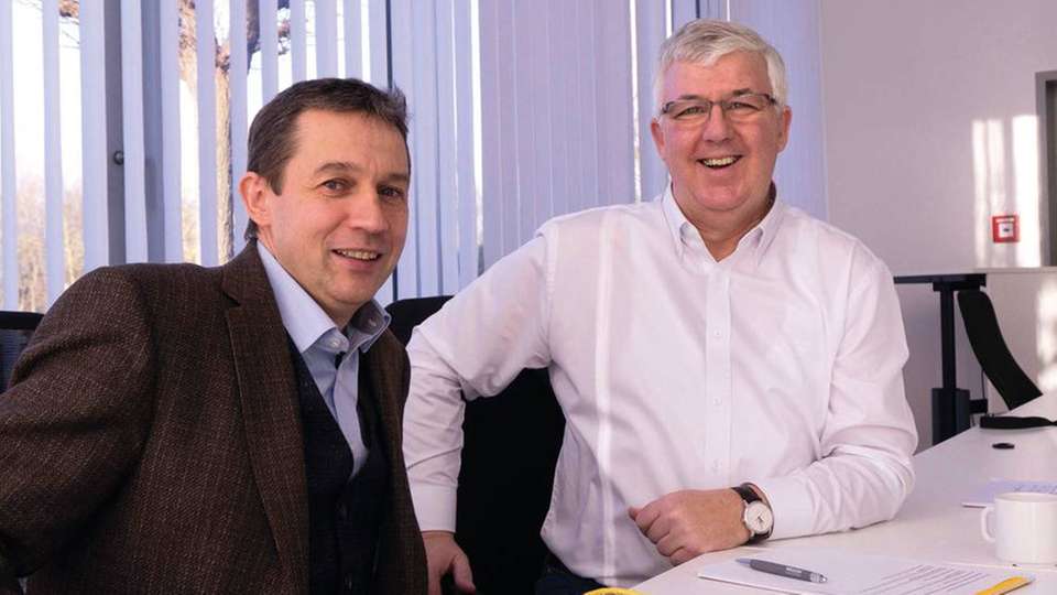 Matthias Fritsche (links) und Rainer Schmidt von Harting umreißen Technologie, Vorteile und Einsatzmöglichkeiten des SIngle-Pair-Ethernets.