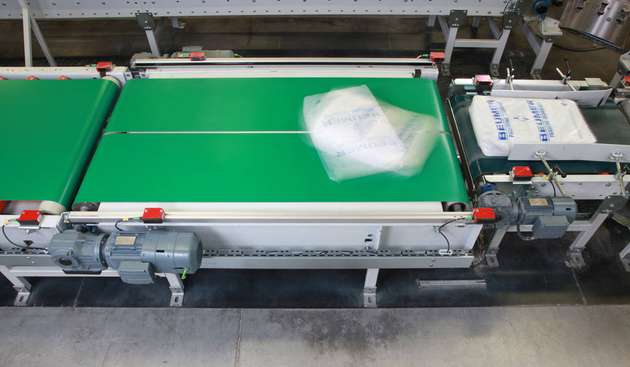 Die Doppelbanddrehvorrichtung bewegt Säcke, ohne sie mechanisch zu verformen.