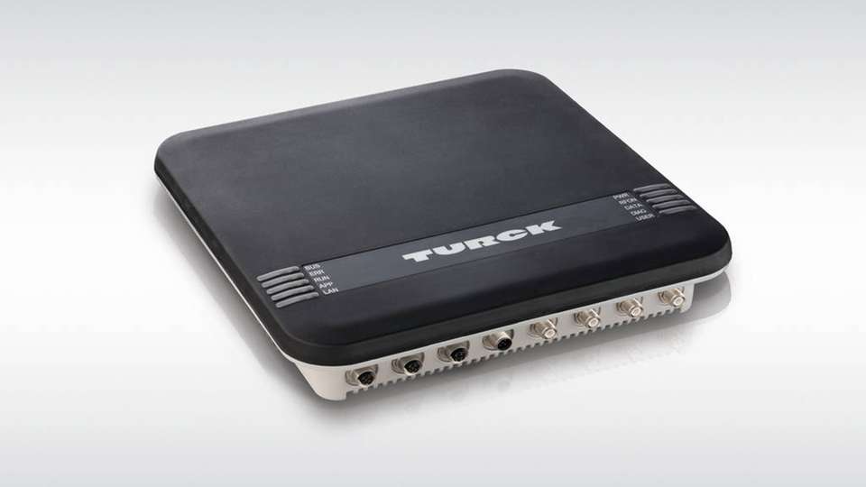 Turcks UHF-Reader Q300 garantiert zuverlässige RFID-Anwendungen –mit zweiWatt Leistung, RFID-U-Interface, Ethernet mit PoE,externen Antennenund I/Os für Trigger und Signale