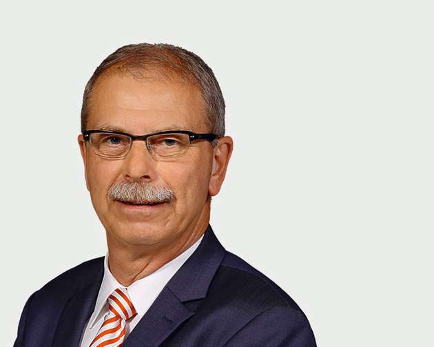 Gerade in kleinen und mittelständischen Unternehmen erweist sich die Kapazität, Know-how in den geforderten Disziplinen der Digitalisierung und Vernetzung sowie Datenanalyse aufzubauen, als eher begrenzt. Zwingender Schritt ist daher die Identifikation und Formulierung des Use Cases, in dem für das Unternehmen Prozesse digitalisiert werden und durch die Untersuchung der Daten zukünftig Nutzen und Mehrwerte entstehen. Hier gilt es, das Augenmerk auf überschaubare Umsetzungsprojekte zu richten, um Erfahrungen zu sammeln und auch kurzfristig Nutzen zu erzeugen. Die Digitalisierung von Prozessen und Integration der Partner über Serviceplattformen in das Wertschöpfungsnetzwerk ist mehr eine unternehmerische, also strategische und organisatorische als eine technische Herausforderung.
Frank Knafla, Master Specialist Industrie 4.0, Phoenix Contact Electronics