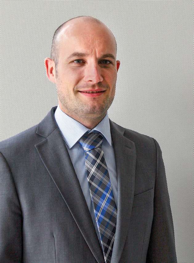 Gerade für Pharmamaschinenhersteller wie L.B. Bohle ist Industrie 4.0 Herausforderung und Chance zugleich. Durch Kooperationen mit Prozessspezialisten, weiteren Maschinenbauunternehmen und Hochschulen, mit denen wir in unserem Technology Center an kontinuierlichen Verfahren arbeiten, gelingt es uns immer aufs Neue, Patente zu entwickeln und Lösungen zu präsentieren. Zudem erweitern wir unseren Personalstamm und stellen uns so auf die geänderten Anforderungen ein. Durch erfolgreiche Projekte wie QbCon, unserer kontinuierlichen Fertigungstechnologie für die pharmazeutische Feststoffproduktion, oder der Monitoring-App b.sure, die eine Echtzeitüberwachung von Einzelprozessen ermöglicht, beweisen wir, dass wir für Industrie 4.0 gerüstet sind.
Dr. Robin Meier, Wissenschaftlicher Leiter, L.B. Bohle