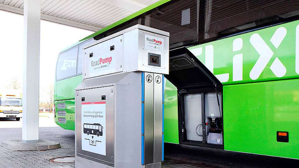 Um Toilettentanks aus Bussen hygiensch zu entleeren, bietet Vogelsang seine RoadPump-Lösung in unterschiedlichen Ausführungen an.