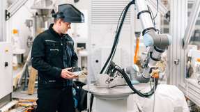 Ein Team aus Mensch und Roboter schafft kundenindividuelle, effiziente Schweißlösungen.
