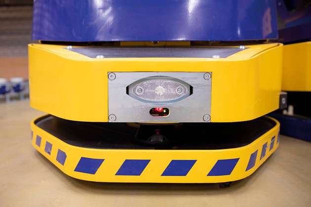 Integrierte Sicherheitslaser-Scanner überwachen den Fahrbereich der Transportfahrzeuge und navigieren sie um Wände, Säulen und weitere Umgebungsmerkmale herum.