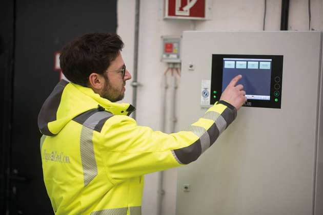 Die Funkenmeldezentrale lässt sich sehr intuitiv über ein Touch-and-Slide-Display bedienen.