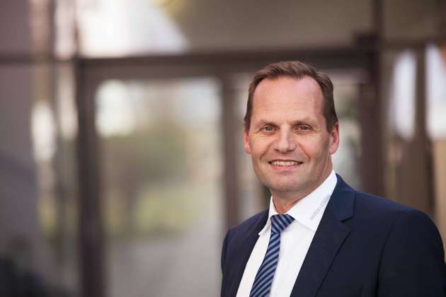 Eine vollendete Industrie 4.0 wird es in absehbarer Zeit nicht geben. Das ist ein fließender Prozess mit zahlreichen Anwendungsmöglichkeiten, an die wir heute noch gar nicht denken. Und natürlich brauchen wir spezialisierte Partner, die uns in diesem Prozess unterstützen. Wir verfügen seit Jahren über ein eigenes transportables Virtual Reality Center, einem Werkzeug des Digital Engineerings. Die Maschinen und Anlagen werden dadurch bereits in der Entwicklungsphase erlebbar. Auch Programmierung von Anlagen mithilfe eines digitalen Zwillings ist bei uns schon Realität. Gemeinsam mit unseren strategischen Partnern der Excellence United haben wir außerdem ein IoT-Hub entwickelt: eine offene und modulare Plattform für Softwareentwicklung und Systemintegration. Hier können Anwender sowohl Anlagen der Excellence United als auch Anlagen anderer Anbieter integrieren. Dies bauen wir derzeit konsequent gemeinsam aus.
Dr. Hagen Gehringer, Geschäftsführer, Bausch+Ströbel Maschinenfabrik