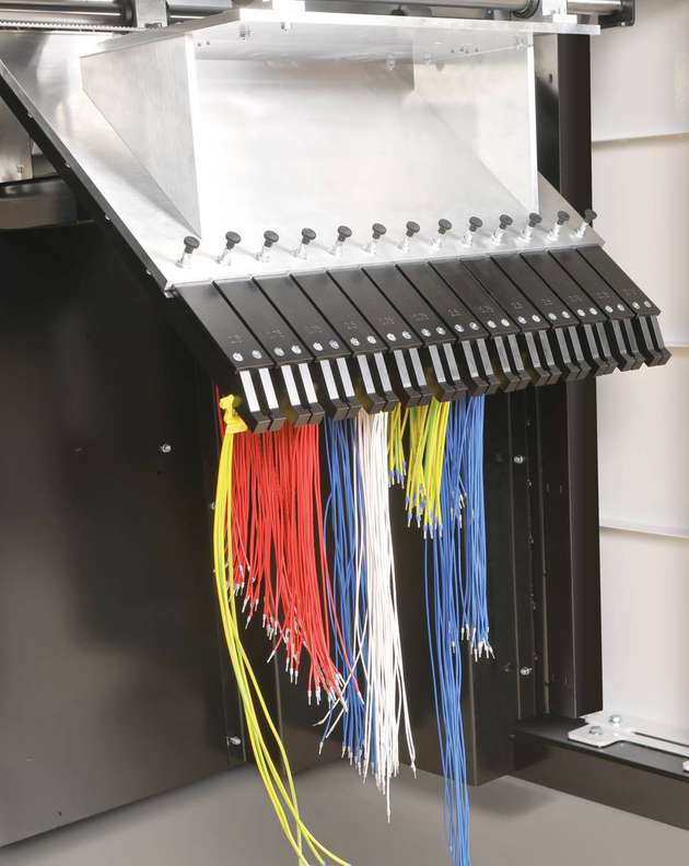 Der Drahtkonfektionier-Vollautomat Wire Terminal WT kann fertig konfektionierte Drähte mit Längen von 230 mm bis 10 m produzieren. 