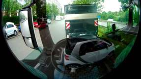 Simulierter Blick aus dem Fahrerhaus eines LKW: Überlagerung von Kameraaufnahme aus Fahrerperspektive und realer Sicht. Es handelt sich bei der Aufnahme um das linke Bild einer 180°- Stereobildaufnahme.