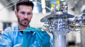 Das 3D-gedruckte Berta-Triebwerk bei der Integration.
