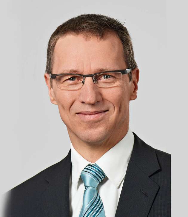 Die Maschinen und Anlagen sind vollgepackt mit Sensoren, die zusammen mit den Steuerungen jede Menge Daten liefern. Diese Daten werden nur selten genutzt. Hat die Geschäftsleitung das Potenzial der Daten erkannt, können Projekte gestartet werden, beispielsweise mit dem Ziel, Produktionsausfälle rechtzeitig zu erkennen und Kosten zu senken. Meist ist die eigene IT-Abteilung aber überfordert, da das Know-how in Richtung Datenanalyse fehlt. Hier ist es sinnvoll, dass KMUs sich Experten zu Rate ziehen, die die Daten systematisch mit entsprechenden Algorithmen auswerten und aus den großen Datenmengen einen Mehrwert generieren. Im VDMA Software und Digitalisierung sind mehr als 400 Mitglieder vereint, darunter Softwarehersteller und Anbieter von Digitalisierungslösungen, die hierfür gewinnbringend Unterstützung für den Maschinenbau bieten.
Thomas Riegler, Referent VDMA Software und Digitalisierung