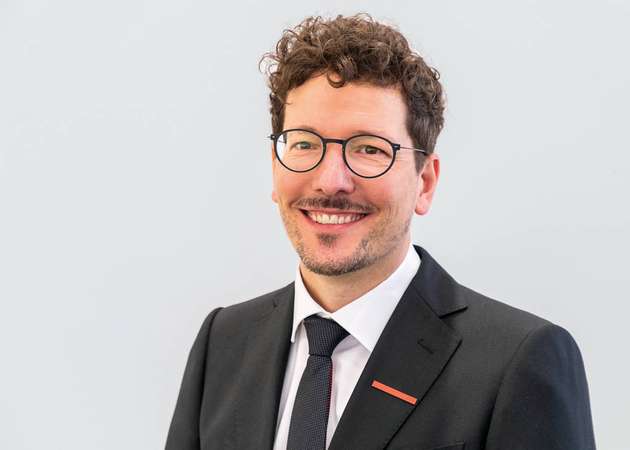 So wie sich heute beim Einschalten von Licht kaum einer mehr Gedanken macht, dass dabei ein elektrischer Kreis geschlossen wird, werden das Internet der Dinge und Künstliche Intelligenz in Zukunft einfach anwendbar sein und alle Bereiche durchdringen. Unternehmen jeder Größe werden lernen, intuitiv damit umzugehen, ohne zu hinterfragen, was exakt dahintersteckt. Dem Feld der Datenanalyse kommt hier eine besondere Bedeutung zu. Wir bei ABB halten den Ansatz des „Big Data“ für wenig erfolgversprechend. Wir glauben eher an „Smart Data“. Dabei geht man mit Ingenieurswissen an die Datenanalyse heran und erhöht damit die Relevanz der ermittelten Erkenntnisse. Die Verbindung von Applikations- und Data-Analytics-Know-how ist hierfür essenziell, um für den Kunden echten Mehrwert zu generieren.
Armin Wallnöfer, Digital Leader Drives & Motors, ABB Automation Products