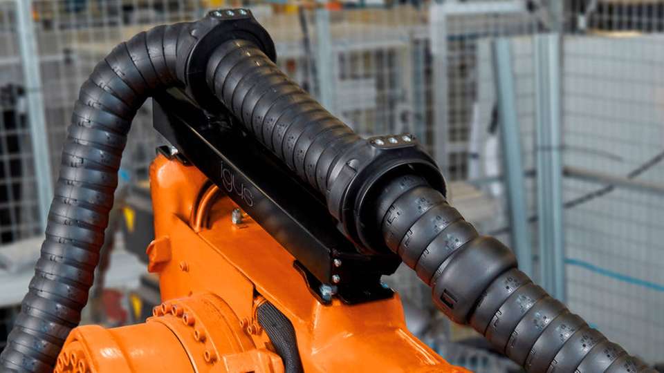 Kostengünstig und sicher: Das neue TR.RSEL Rückzugsystem mit Energieketten sorgt für störungsfreies Arbeiten von Robotern.