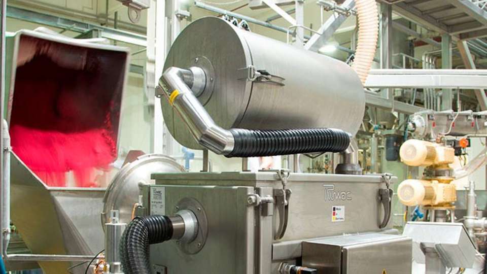 Auf der Powtech stellt Ruwac seine stationären und mobilen Absauganlagen zum vorbeugenden Explosionsschutz vor. Hier zu sehen sind ein stationärer Nassabscheider (unten) und ein Reststaubfilter (oben) für die Absaugung von Zuckerstäuben in der Fruchtjoghurtproduktion.