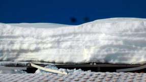Herabrutschende Schneelasten bei Schrägdächern können das Solarzellenlaminat aus seinem Rahmen ziehen und das Solarmodul nachhaltig beschädigen