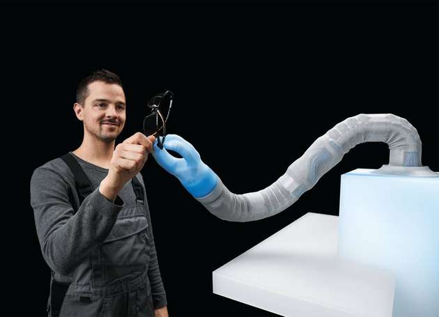 Der pneumatische Leichtbauroboter BionicSoftArm ist von Grund auf nachgiebig und eignet sich für die direkte Mensch-Roboter-Kollaboration.