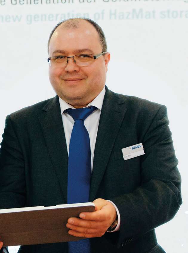 Mit einer Digitalisierungsstrategie wurde bei Denios die Richtung für den Aufbau datenbasierter Smart Services und einer neuen Generation des Gefahrstoffmanagements vorgegeben. Wir beteiligen uns in diesem Rahmen an Kooperationen mit Spezialisten, etwa an dem Verbundprojekt Digital Business des Spitzenclusters it’s OWL – einem Netzwerk aus Unternehmen und Forschungseinrichtungen. Das Projekt dient dazu, die Markteinführung digitaler Services vorzubereiten und unsere technische und regulatorische Expertise im Bereich der Gefahrstofflagerung durch externe Kompetenzen in Hinblick auf digitale Geschäftsmodelle zu ergänzen. Darüber hinaus setzen wir auf eine frühzeitige, projektbezogene Einbindung von Zielkunden: Nur so können wir passgenau auf Individualanforderungen eingehen.
Udo Roth, Projektleiter Smart Services, Denios