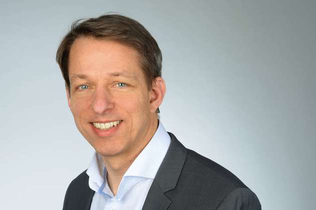 Dr. Felix Hanisch, Head of Process & Plant Safety bei Bayer und Vorstandsvorsitzender der Namur: Künstliche Intelligenz ist ein Werkzeug, das es ja eigentlich schon recht lange gibt. Es ist in den letzten Jahren aber mächtiger und einfacher in der Anwendung geworden. Wir bei der Namur, dem Verband der Prozessautomatisierer, wissen, dass KI, wie andere datengetriebene Modelle auch, nur so gut sein kann, wie die Daten, auf denen sie trainiert wird. Von daher sehen wir als wesentliche Herausforderung einmal die Verfügbarkeit und Konsistenz von Daten aus der Produktion. Das adressieren wir mit der Namur Open Architecture (NOA) – also Produktionsdaten sicher und preiswert verfügbar machen. Und wie jedes Werkzeug muss ich KI anwenden können, also Menschen die Scheu nehmen und mit der Nutzung vertraut machen.