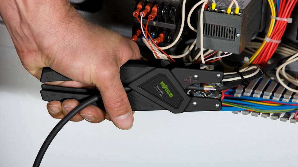 Für einen sicheren Anschluss in der elektrischen Verbindungstechnik ist passendes Werkzeug vonnöten.