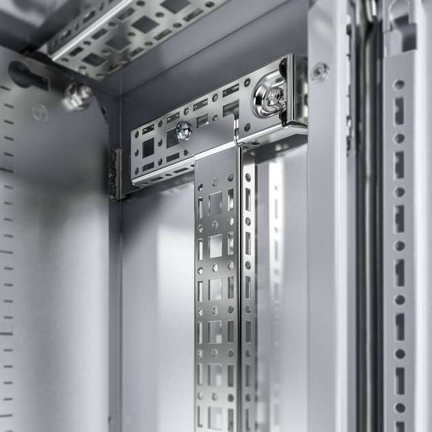 Schienen und Nockenprägung vereinfachen den Innenausbau. Die im Gehäuse eingeprägten Nocken ermöglichen den zeitsparenden und präzisen Einsatz der Schiene für Innenausbau zum weiteren Ausbau mit Rittal-System-Chassis und Zubehör.