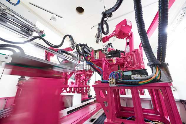 Die Fertigung der Kompaktschaltschränke AX und der Kleingehäuse KX findet in dem neu errichteten Werk in Haiger statt. Das weltweit modernste Produktionswerk für Kompaktgehäuse setzt durchgängig auf Industrie-4.0-Konzepte und auf hochautomatisierte Prozesse, um eine ständige Verfügbarkeit der Produkte sicherzustellen.