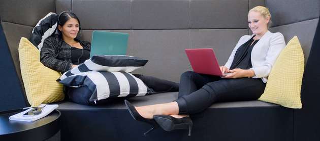 Mit Laptop und Handy lässt es sich auch in gemütlichen Sitzecken bequem arbeiten.